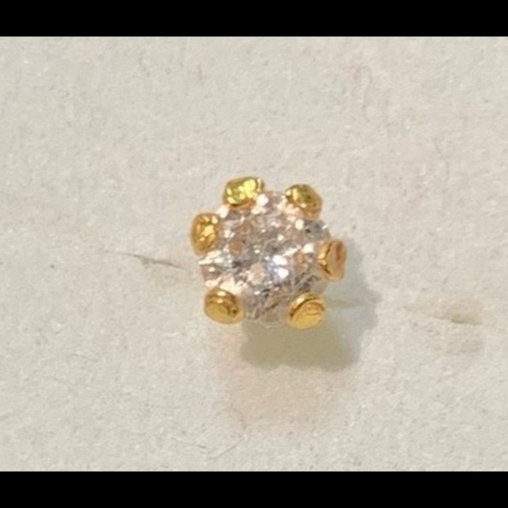 22kt gold with 0.5 carat diamond nose ring, screw type.